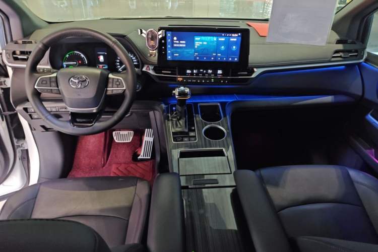 Used Toyota Sienna 2023 2.5L Hybrid Deluxe Edition
