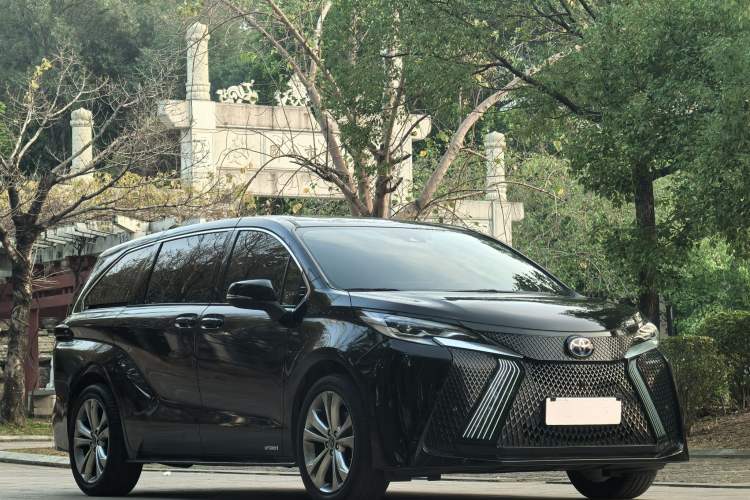 Used Toyota Sienna 2023 2.5L Hybrid Deluxe Edition