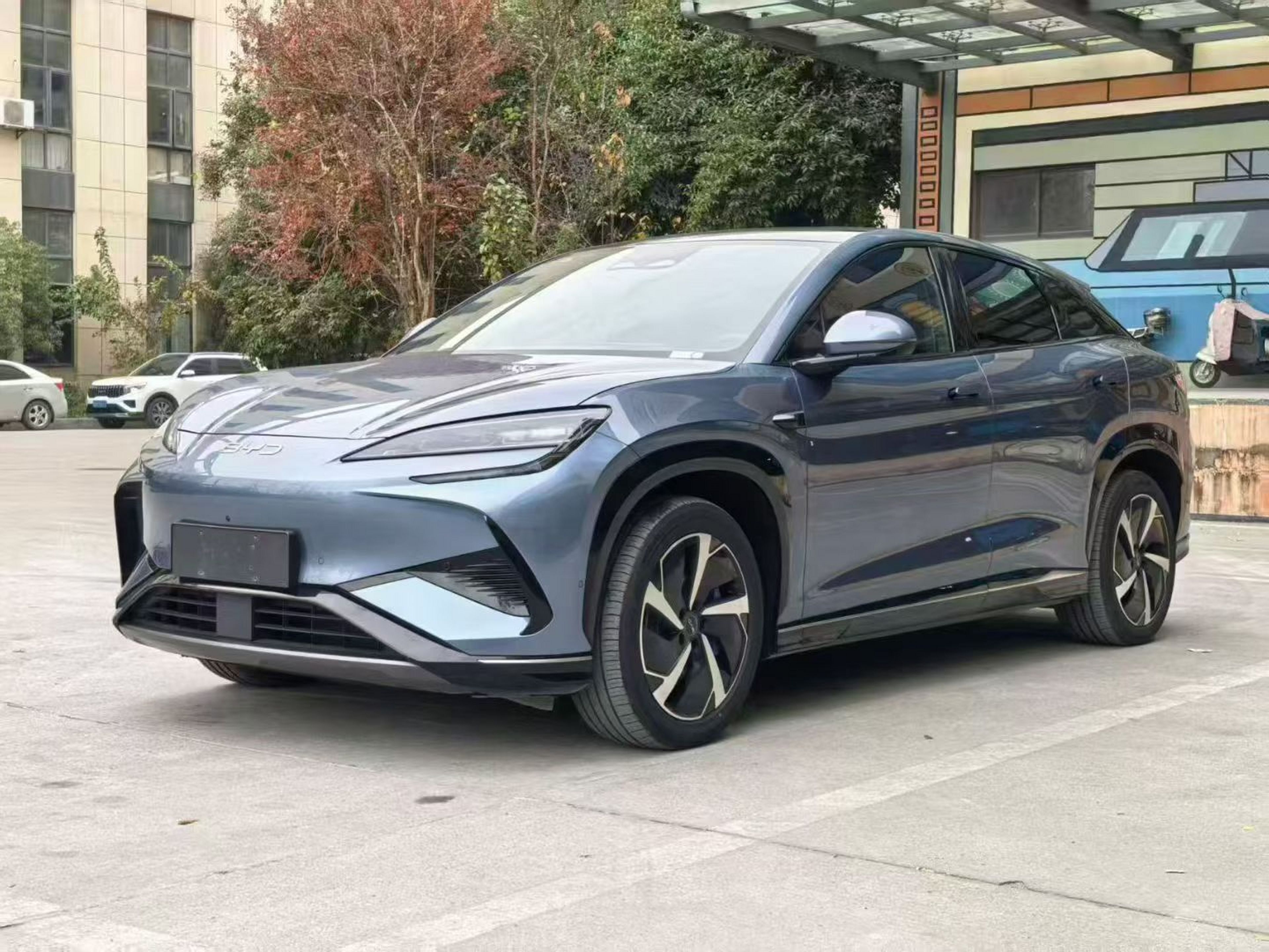 Под передней частью автомобиля