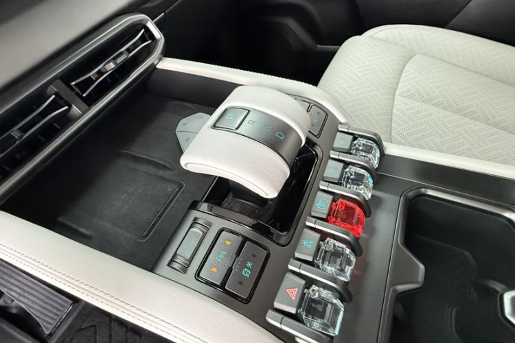 Used  Titanium 3 2025 501 km All-Wheel Drive Intelligent Driving Max Edition
