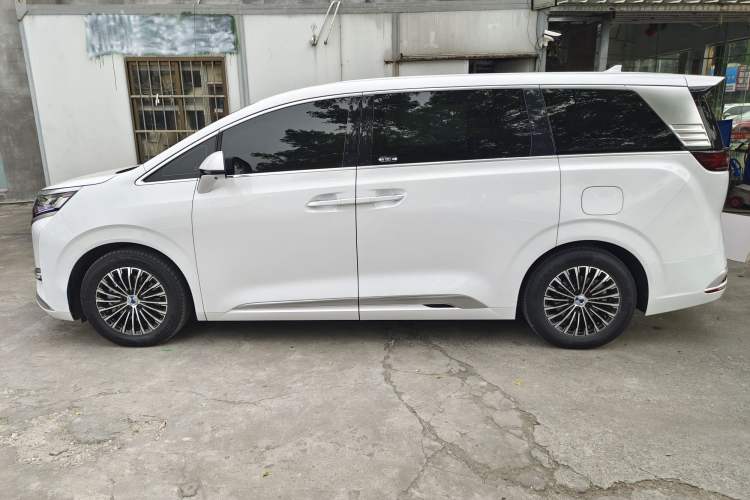 Used Denza D9 2022 DM-i 1040 Prestige Model
