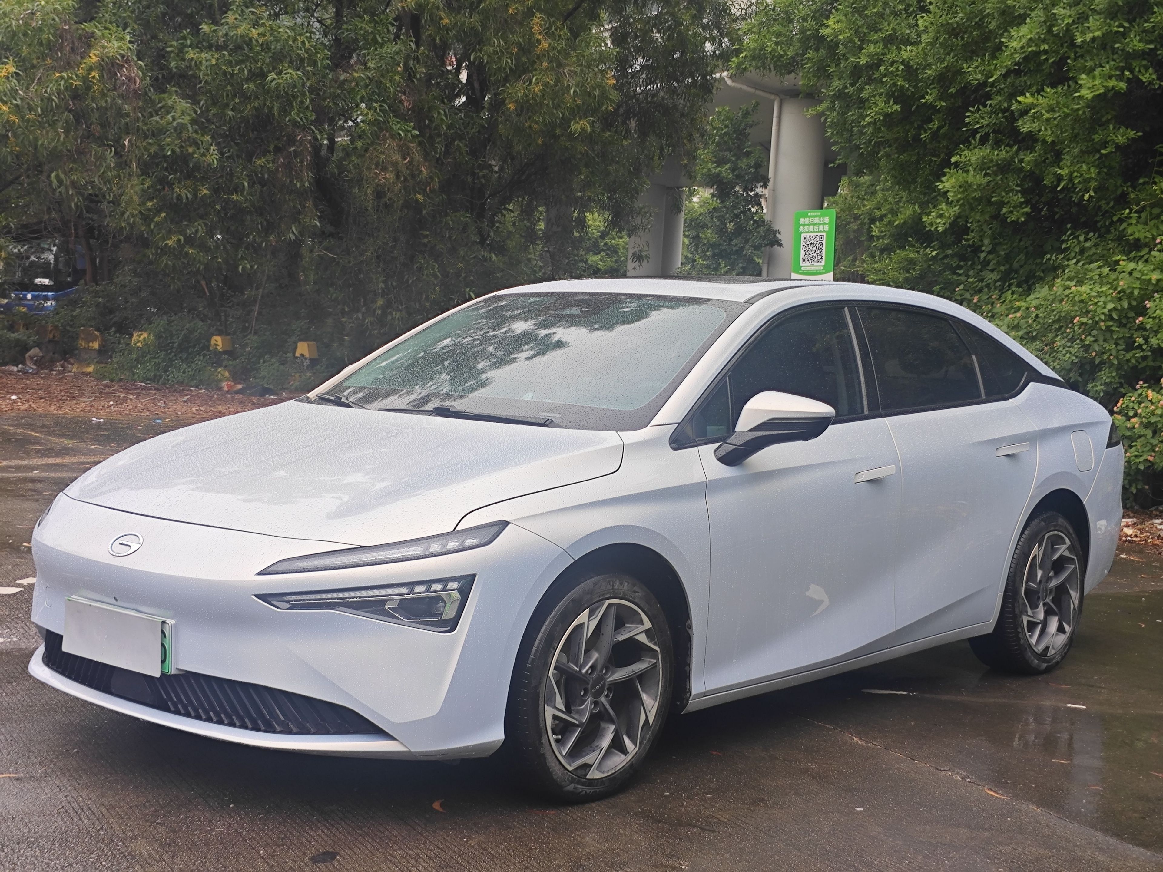 Под передней частью автомобиля