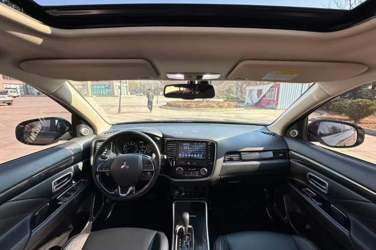 Used Mitsubishi Outlander 2019 2.4L 4x4 Zhi Xiang Edition 7 Seats China VI Standard
