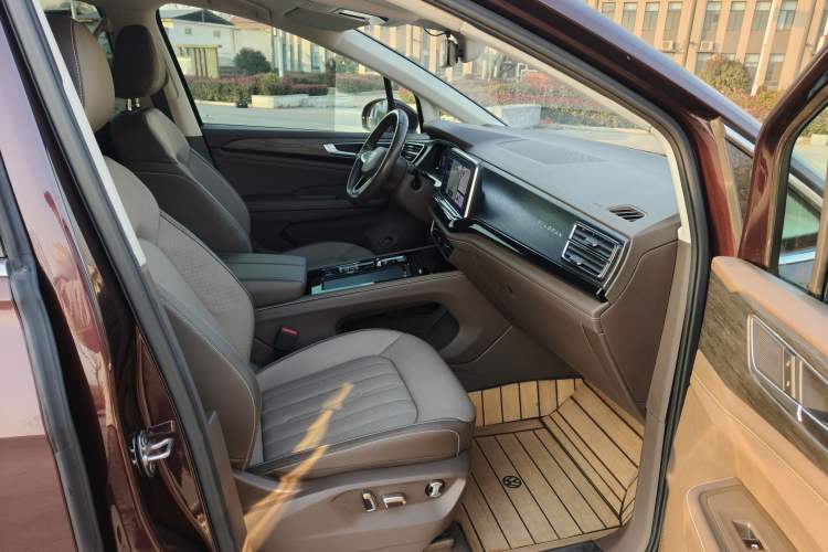 Used Volkswagen Viloran 2022 380TSI Luxury Edition
