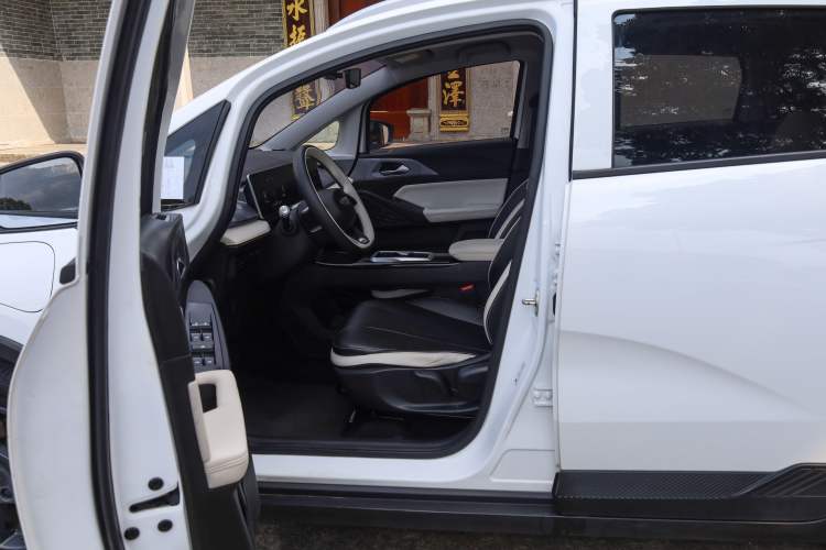 Used Geometry E Firefly 2024 401 km Fluorescent
