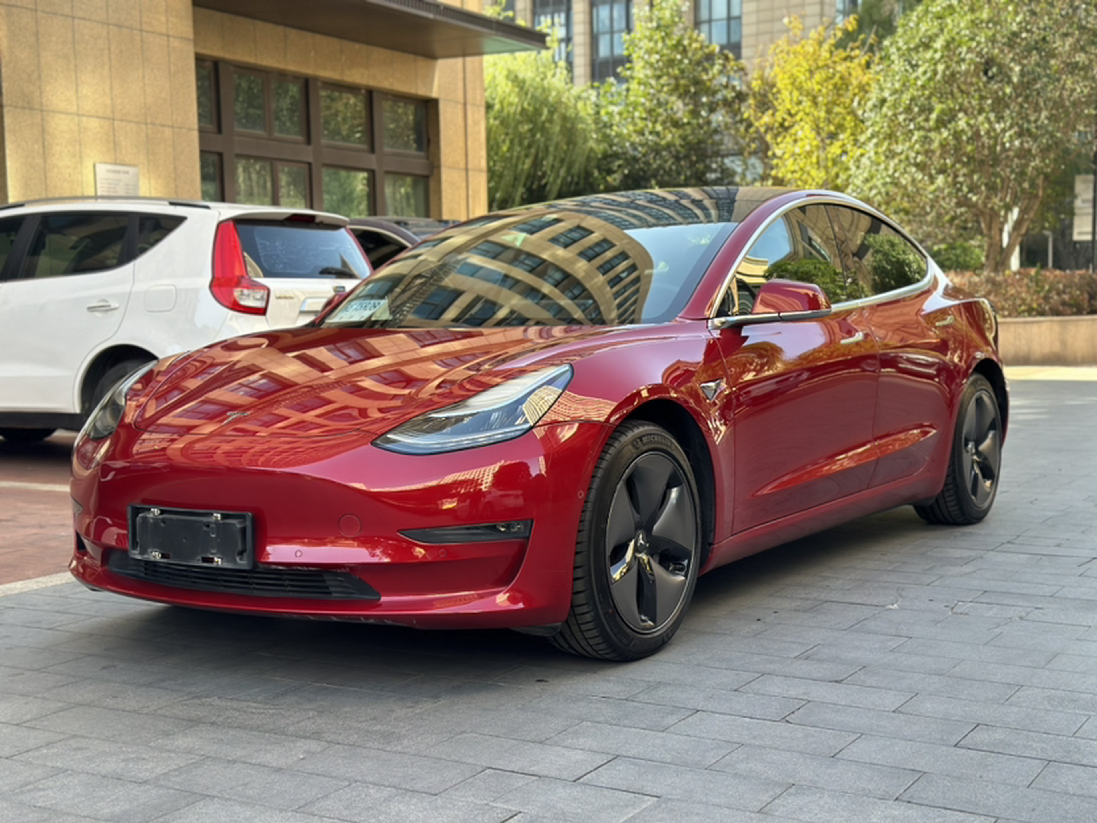 Под передней частью автомобиля