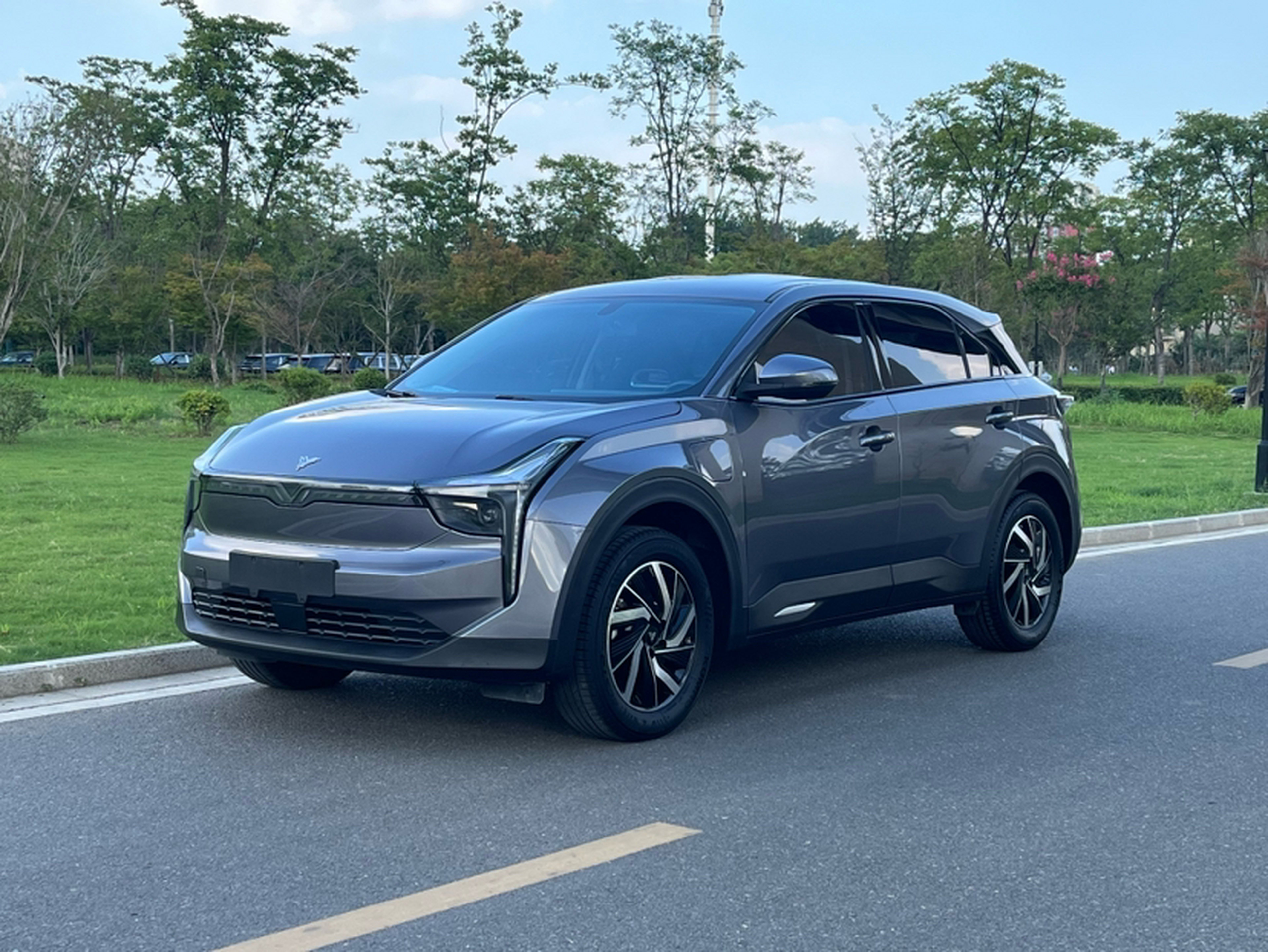 Под передней частью автомобиля