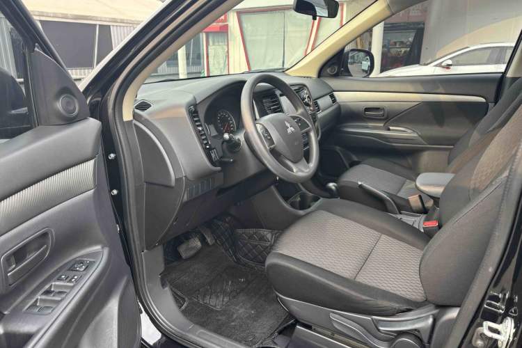 Used Mitsubishi Outlander 2013 2.0L Two-Wheel Drive Sport Navigation Version 5 Seats
