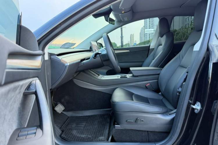 Used Tesla Model Y 2021 Long-Range All-Wheel-Drive Version 3D7
