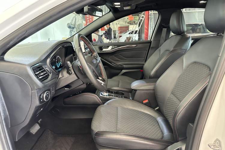 Used Chevrolet Cruze 2018 Hatchback 320 Automatic Pioneer Sunroof Edition
