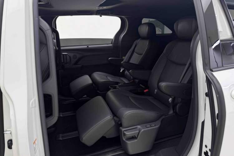 Used Toyota Sienna 2023 2.5L Hybrid Deluxe Edition
