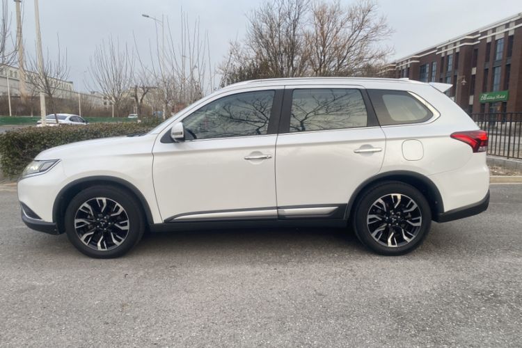 Used Mitsubishi Outlander 2019 2.4L 4x4 Zhi Xiang Edition 7 Seats China VI Standard