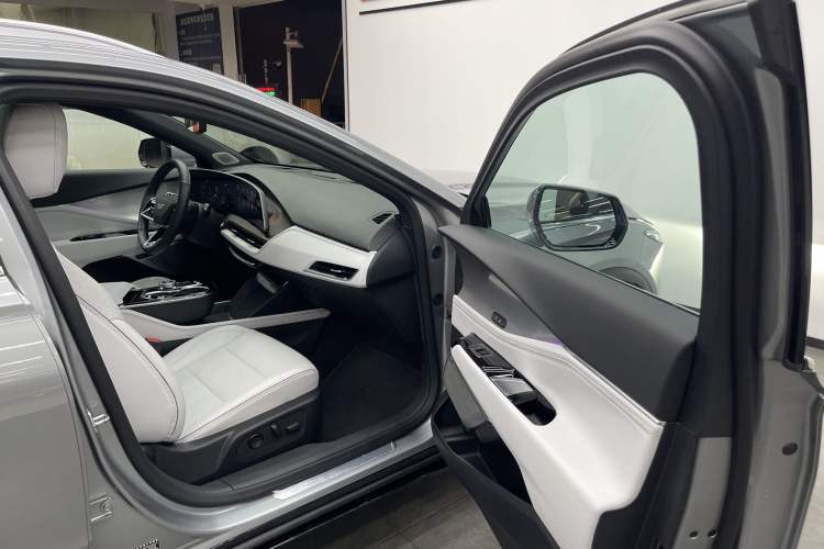 Used Cadillac GT4 2023 25T Prestige Version
