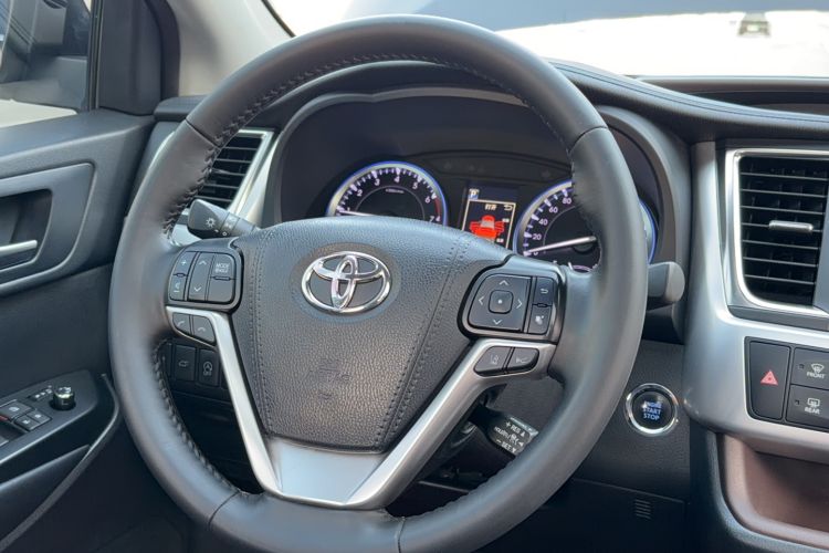 Used Toyota Highlander 2018 2.0T Two-Wheel Drive Prestige Version 7 Seats China V Emission Standard
