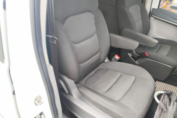 Used SAIC MAXUS Xintu V70 2023 2.0T Elite Edition Manual Transmission Short Wheelbase Low Roof 5/6 Seats (125 hp)
