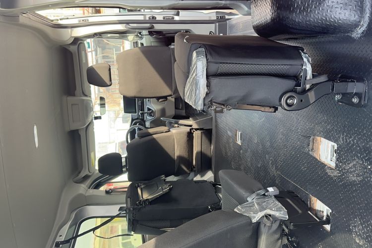 Used SAIC MAXUS Xintu V90 2022 2.0T Manual Zhiyun King Rear-Drive Short Wheelbase Mid-Roof Design with Single Rear Tire and 6 Seats