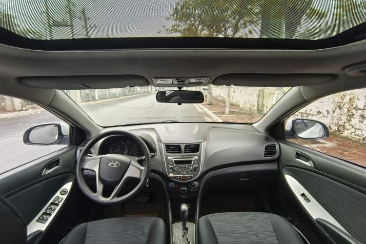 Used Hyundai Verna Ray 2014 1.4L Automatic GLX
