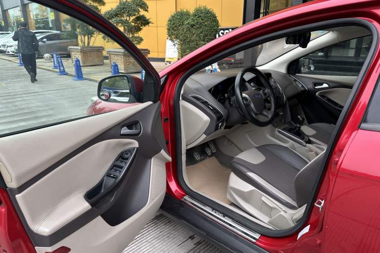 Used Ford Focus 2012 Hatchback 1.6L Manual Fashion Edition
