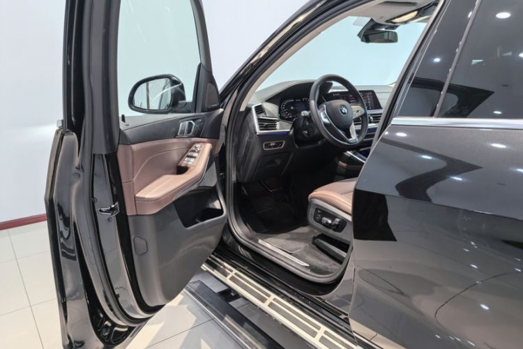 Used BMW X7 2022 xDrive40i Luxury Package with Leading Features
