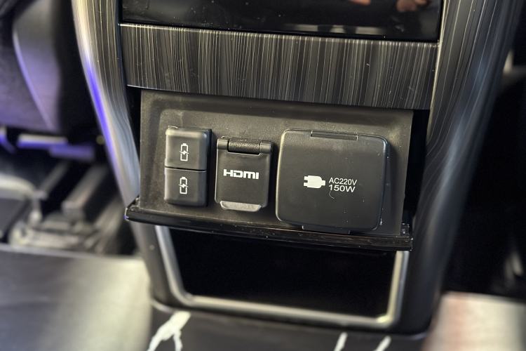 Used Toyota Sienna 2023 2.5L Hybrid Platinum Edition