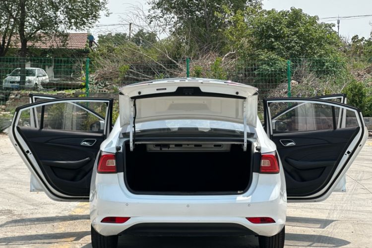 Used Roewe i5 2020 1.5L Automatic 4G Connect Luxury Flagship Edition
