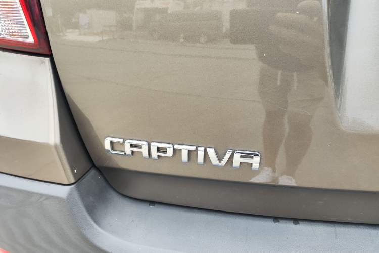 Used Chevrolet Captiva 2015 2.4L 4x4 Flagship Edition 7-Seater
