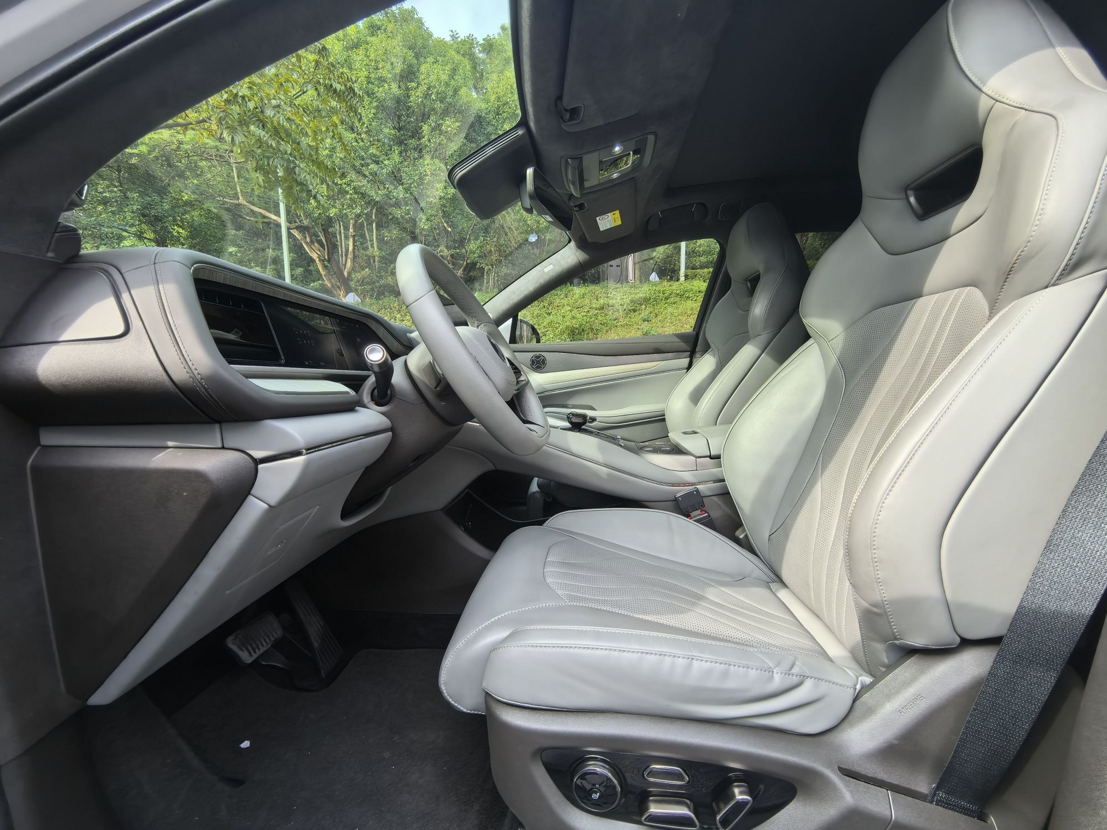 Переднее сиденье в автомобиле