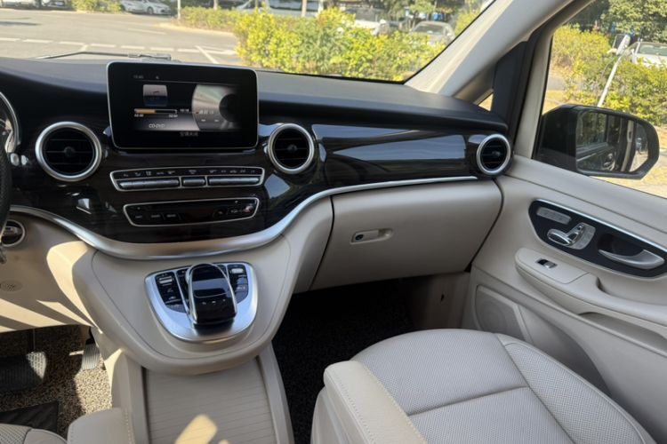 Used Mercedes-Benz V-Class 2017 V 260 Avantgarde Edition
