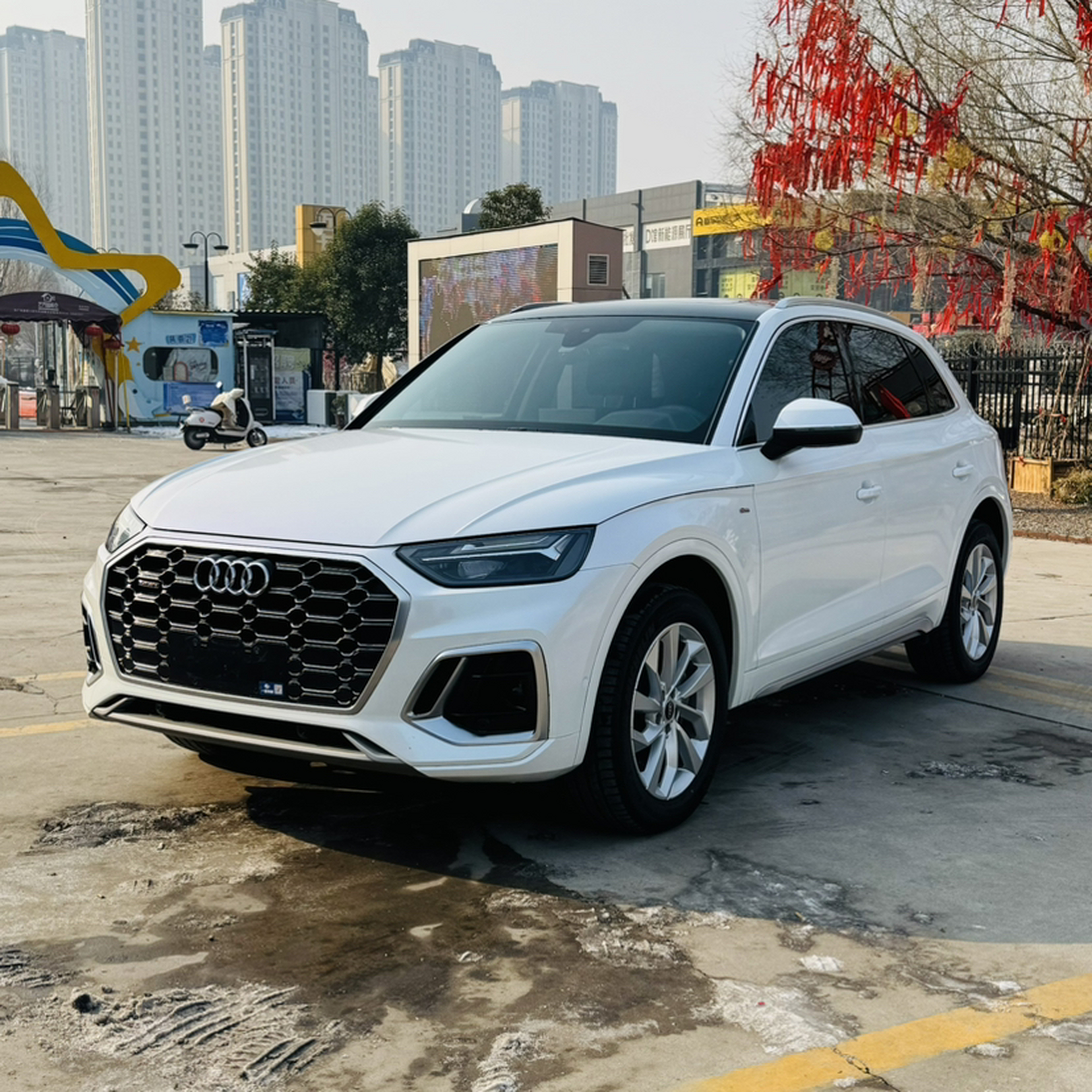 تحت مقدمة السيارة