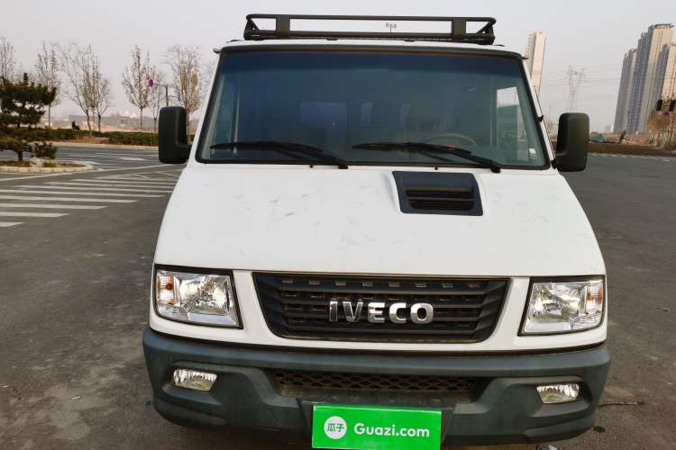 Used Iveco Daily 2021 2.5T A35 M1 Passenger Van 5-9 Seater Short Wheelbase Low Roof Dual Tires Manual Doors
