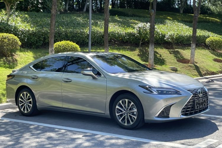 Used Lexus ES 2025 300h Deluxe Edition
