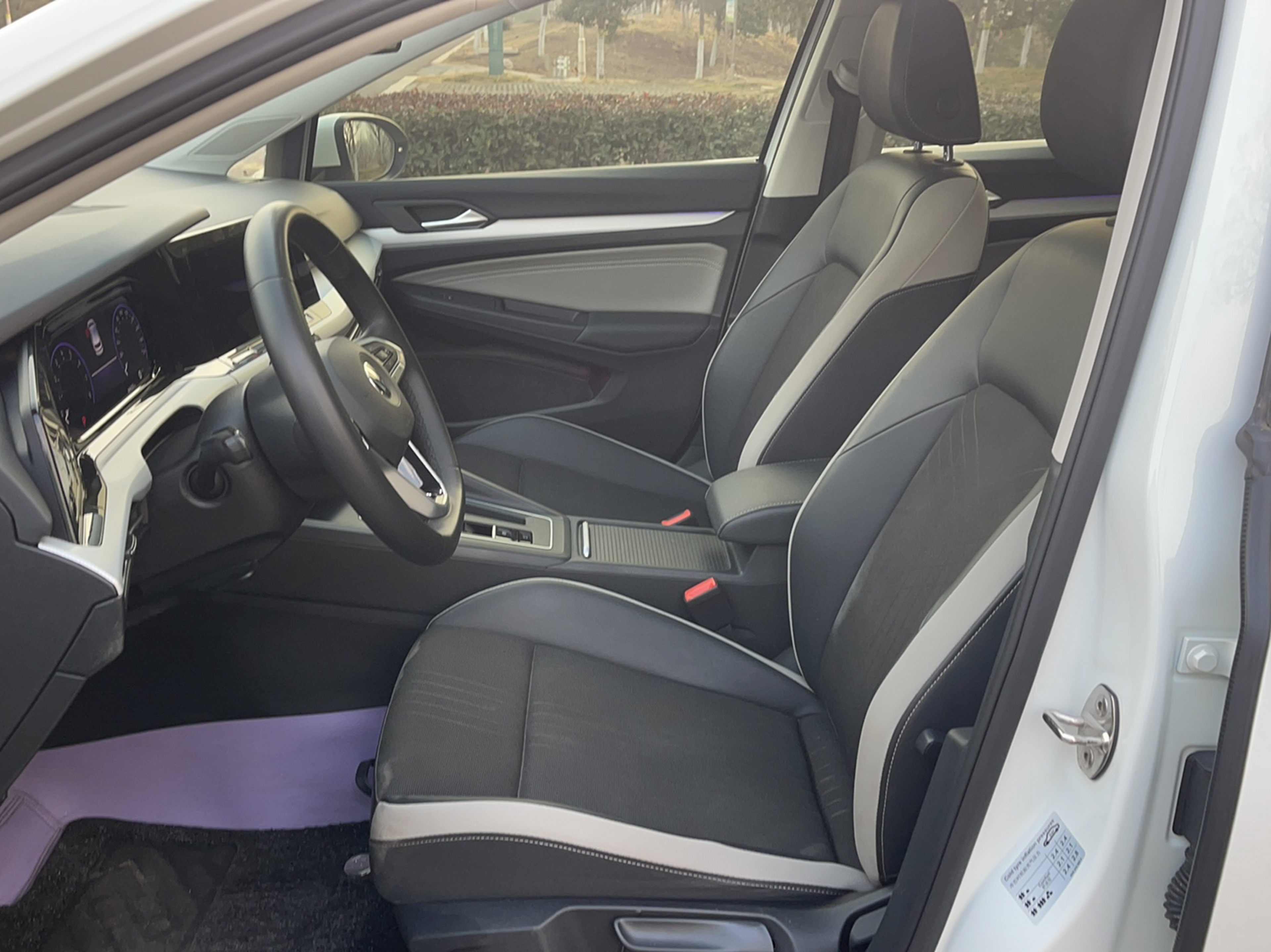 المقاعد الأمامية داخل السيارة