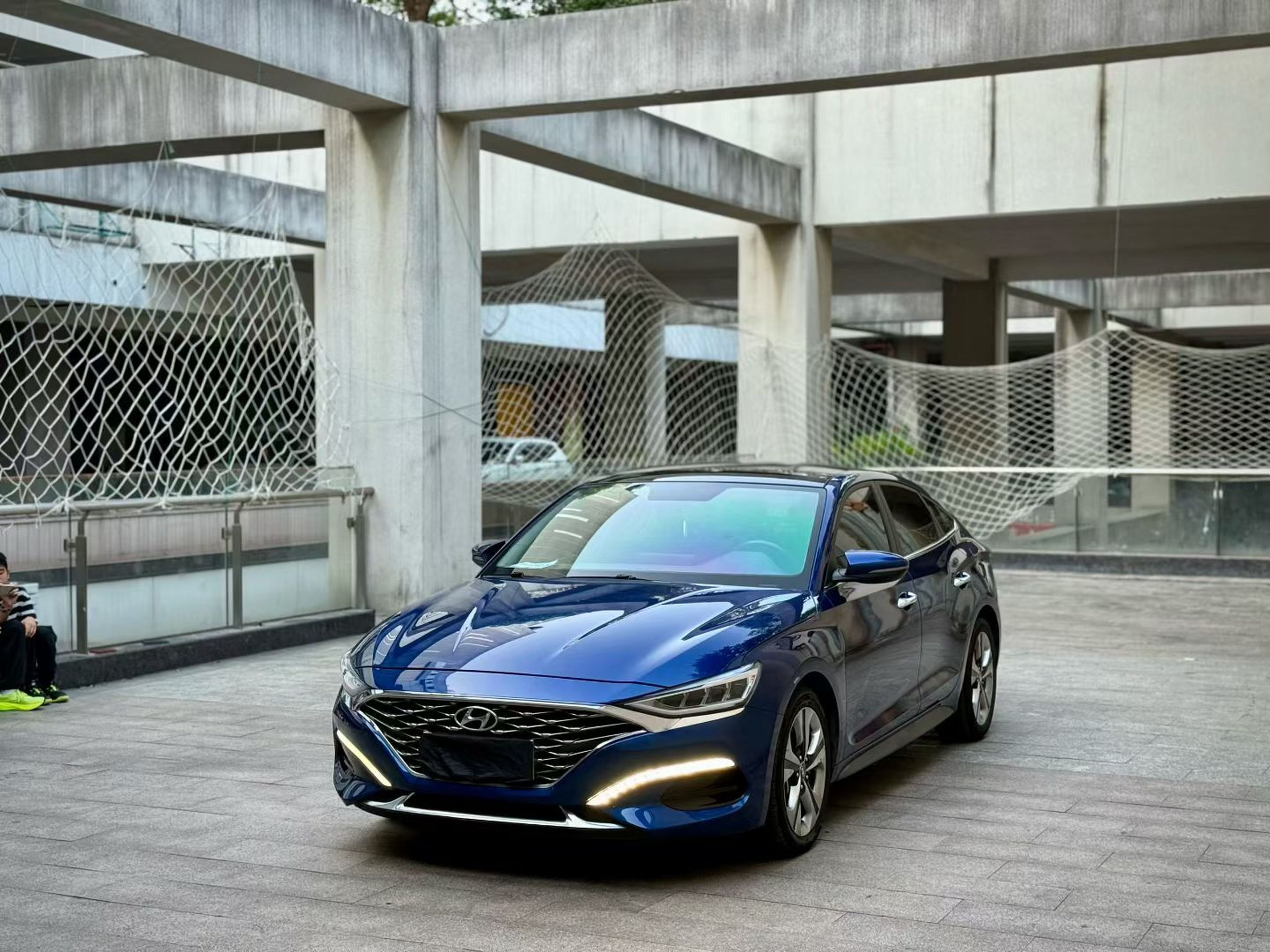 Под передней частью автомобиля