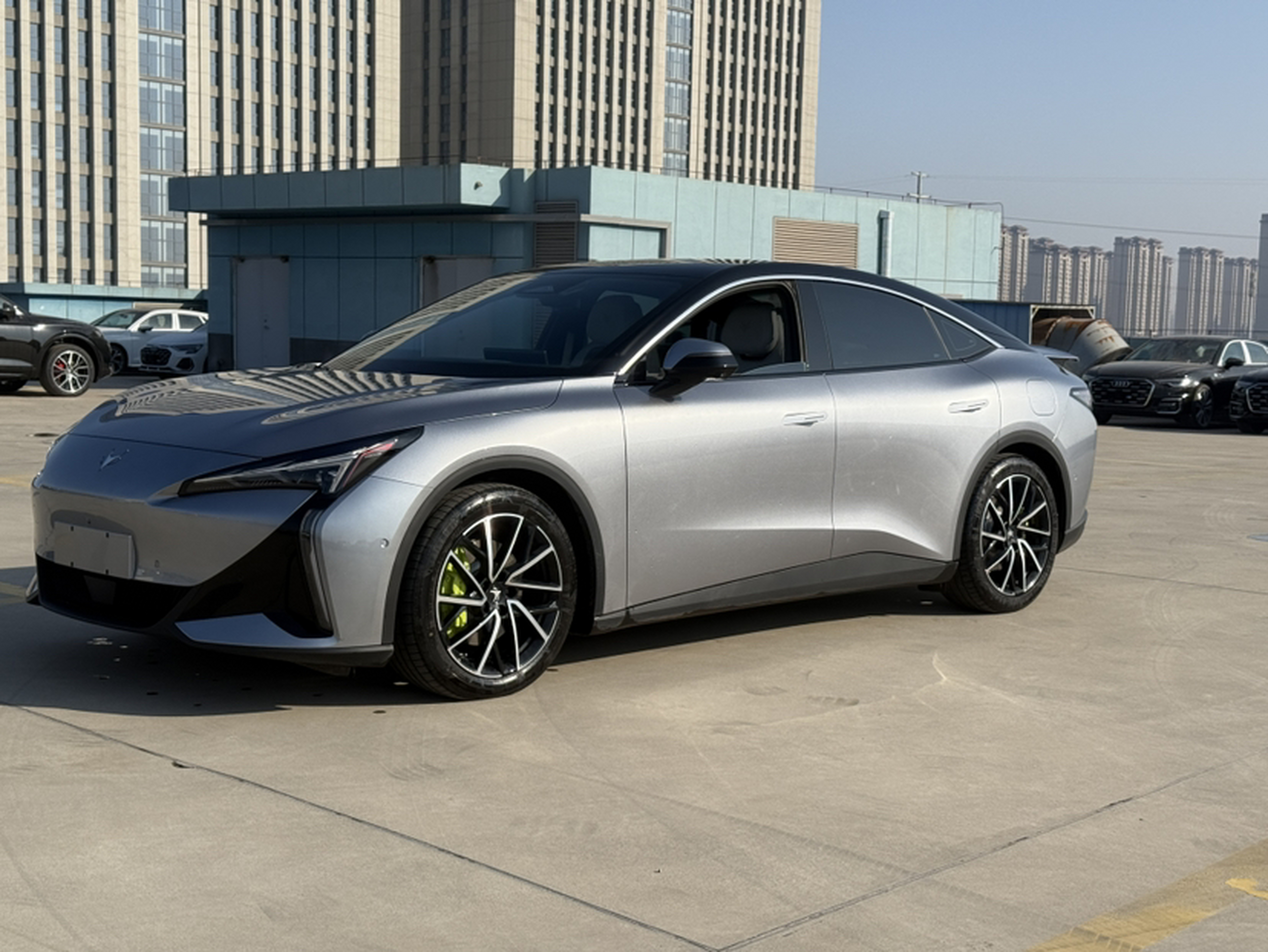 Под передней частью автомобиля