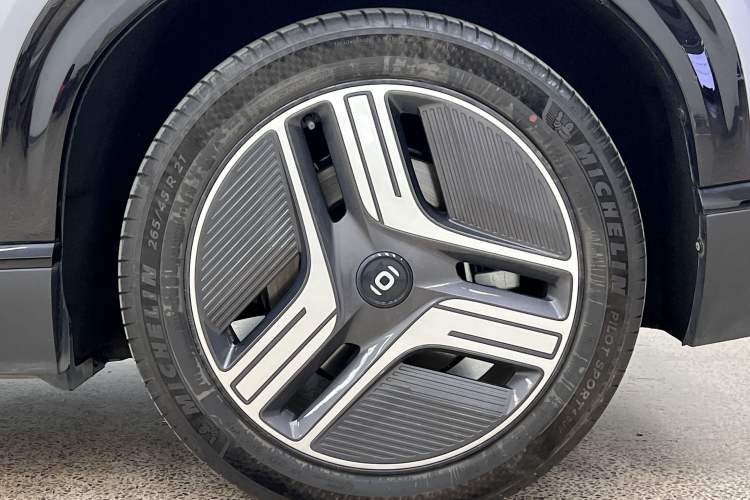 Used  E07 2025 All-Electric 4x4 90kWh Ultra High-Performance Edition