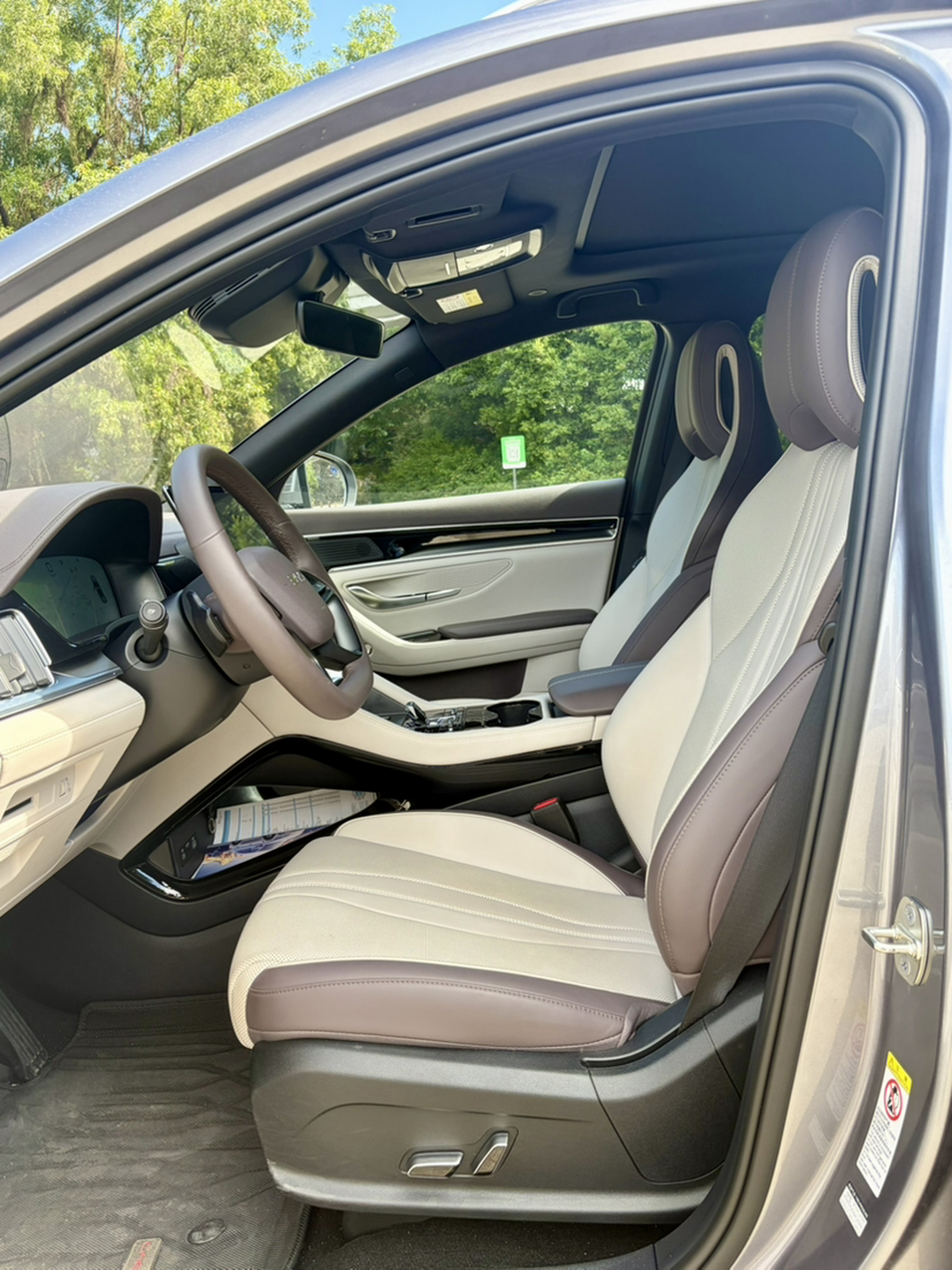 Переднее сиденье в автомобиле