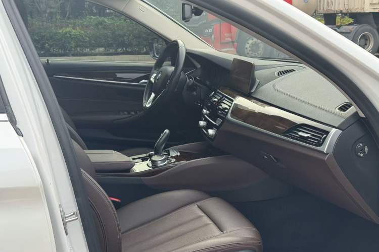 Used BMW 5 Series 2019 Facelifted 525Li Luxury Package
