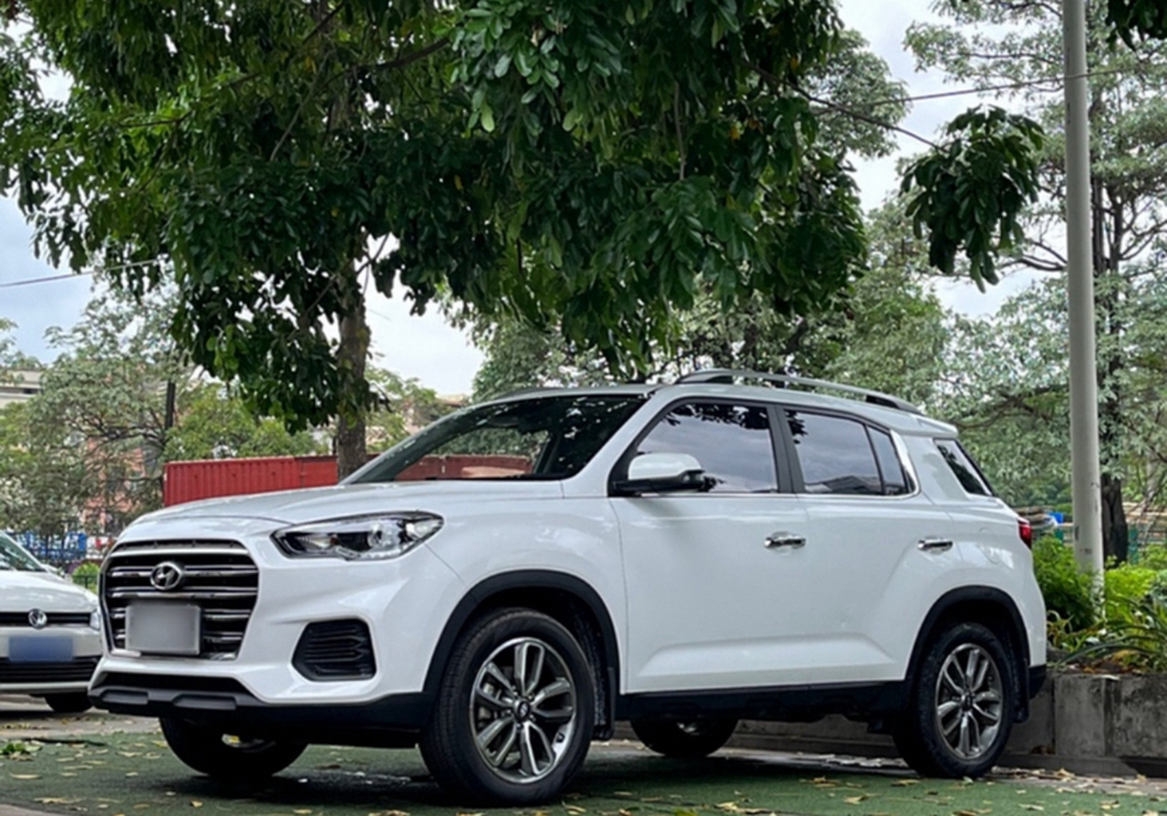 Под передней частью автомобиля