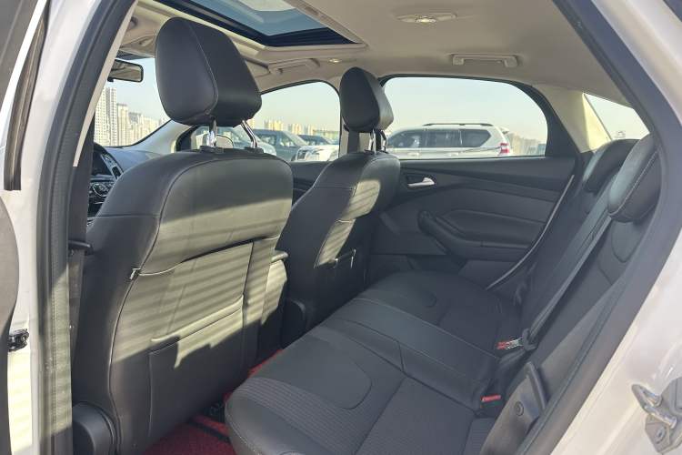 Used Ford Focus 2012 Sedan 1.6L Automatic Fashion Edition
