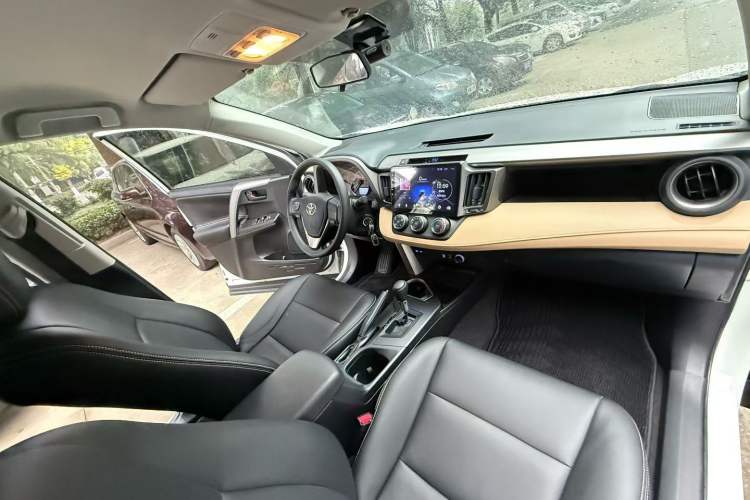 Used Toyota RAV4 2019 2.0L CVT Two-Wheel Drive Urban Edition China VI Standard
