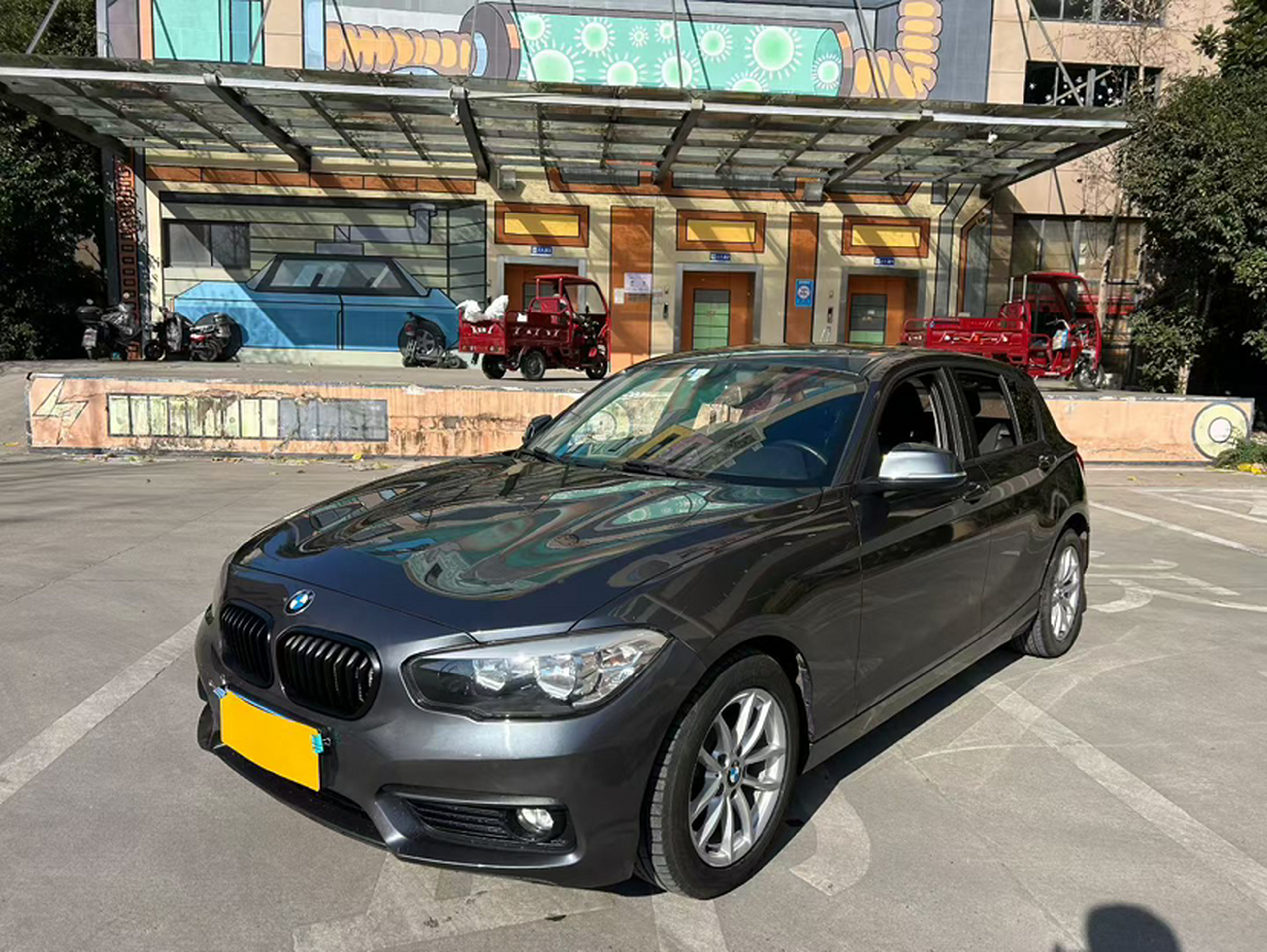 تحت مقدمة السيارة