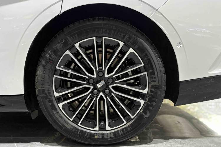 Used  Galaxy 8 2025 130km EM-i Deluxe Edition
