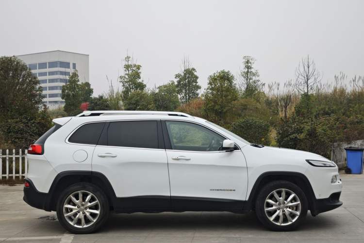 Used  Cherokee 2014 2.4L Luxury Edition
