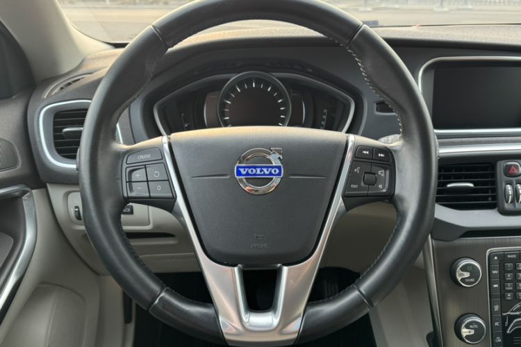 Used Volvo V40 2015 1.6T Zhiyi Edition
