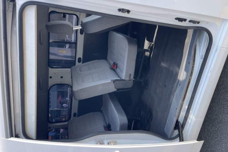 Used Wuling Yangguang 2024 300KM Comfort Version Passenger Van 75kW