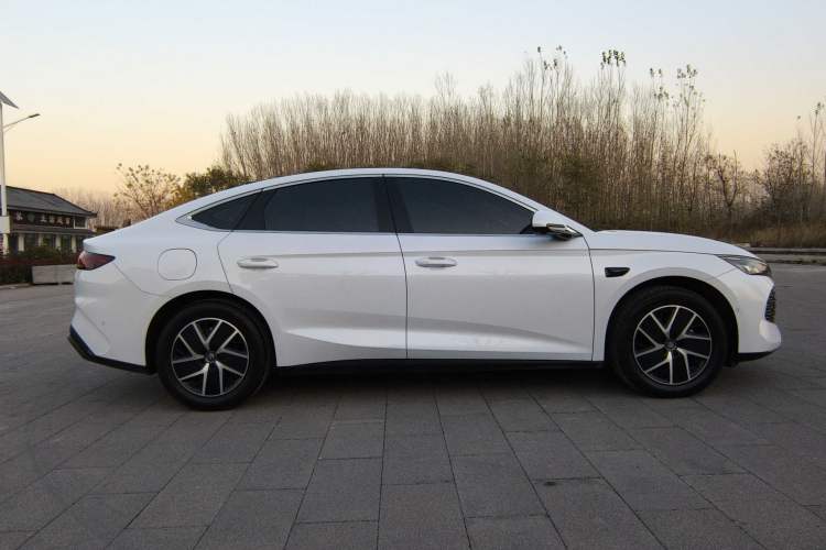 Used BYD Qin L 2025 DM-i Smart Drive 120KM Leading Model
