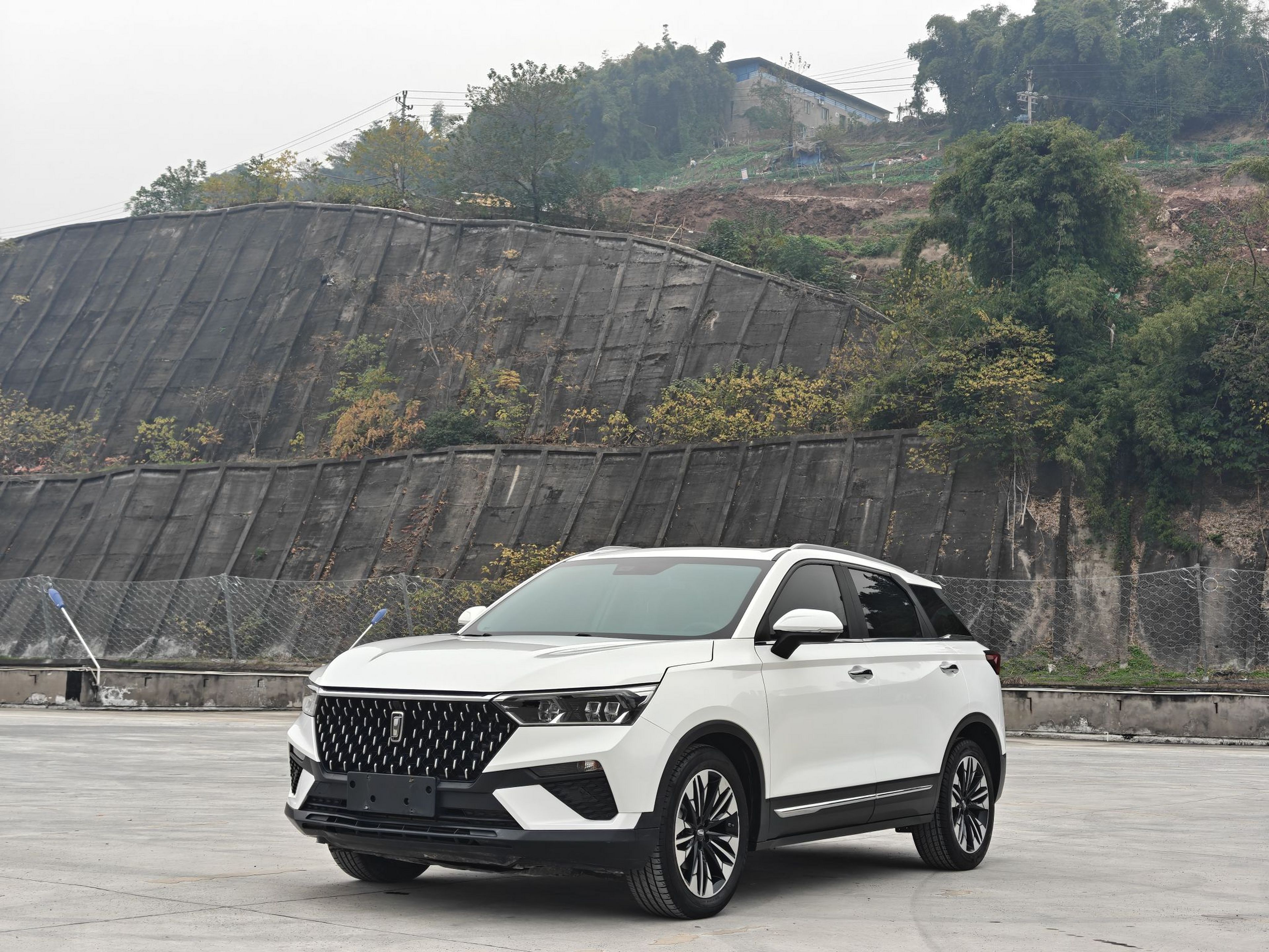 Под передней частью автомобиля