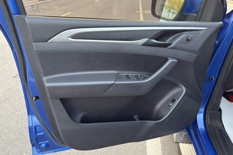 Used SAIC MAXUS T60 2017 2.0T Gasoline Automatic Two-Wheel Drive High-Ride Elite Standard Cabin
