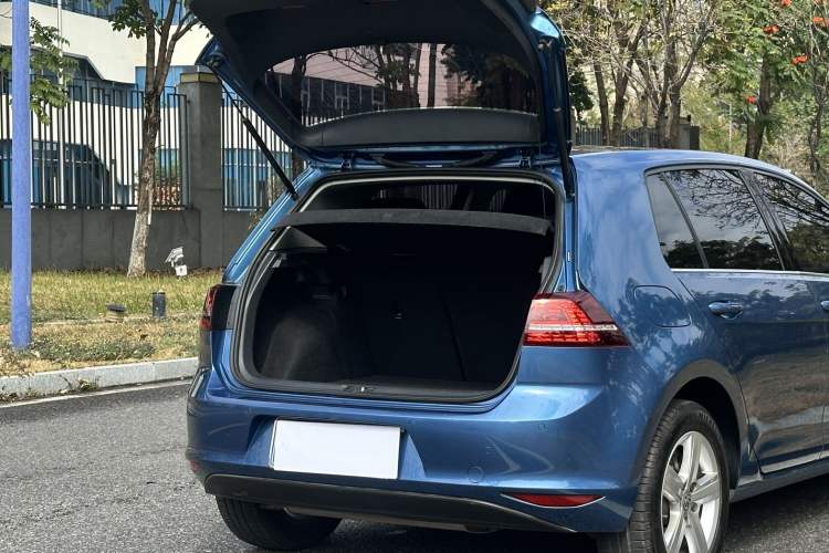 Used Volkswagen Golf 2017 1.6L Automatic Comfort Million-Vehicle Anniversary Edition
