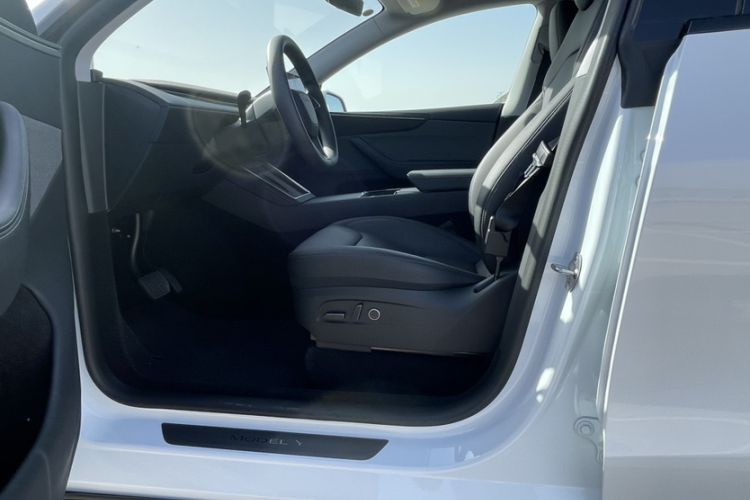 Used Tesla Model Y 2025 Rear-Wheel-Drive Version